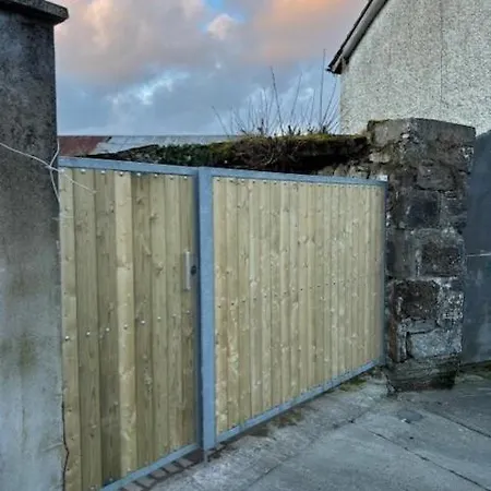 Modern Secure Townhouse * Oldcastle