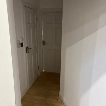 Modern Secure Townhouse * Oldcastle