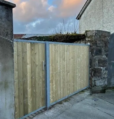 Modern Secure Townhouse * Oldcastle